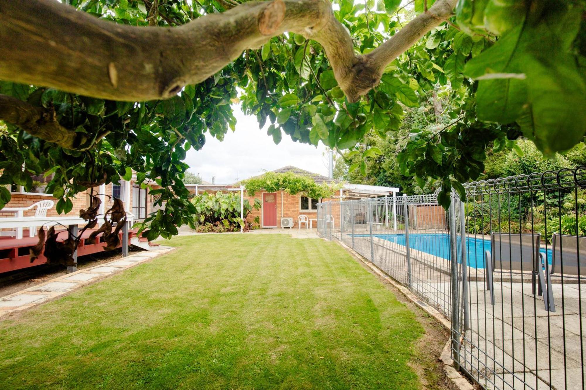Central Location So Much Space Pool Opens In Summer Villa Хамилтън Екстериор снимка